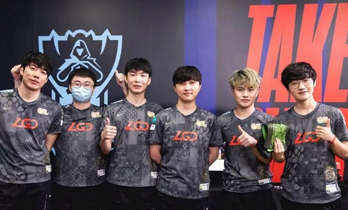 条与出其不 条与出其不